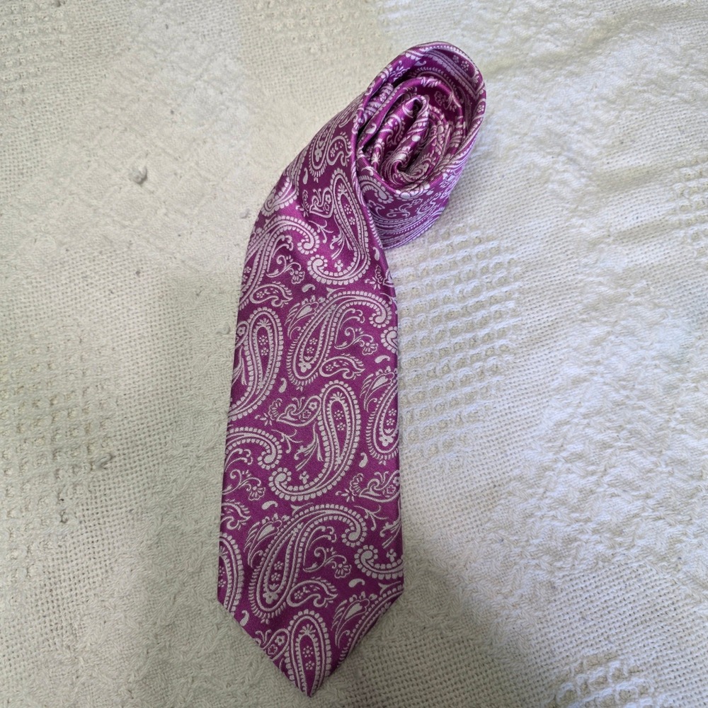 Geoff Nicholson Necktie Mens OS Magenta Paisley Made in Italy Silk Classic Dandy